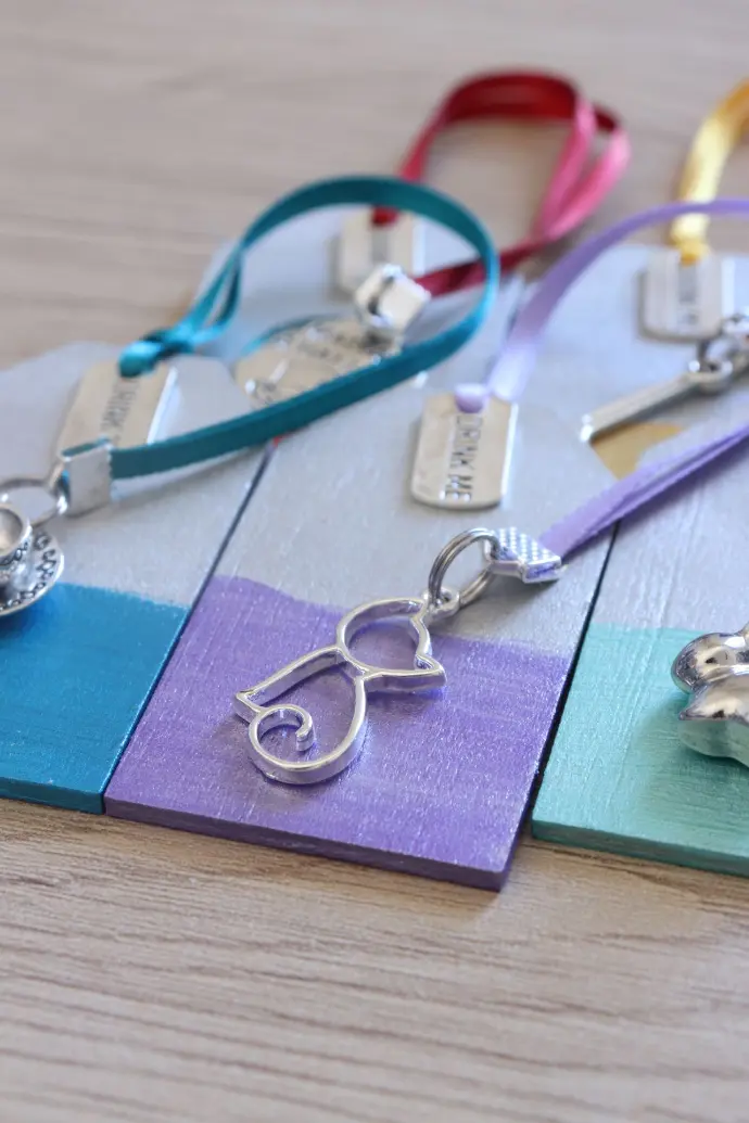 Marque-page en bois aux couleurs des personnages de W0nd3rl4nd