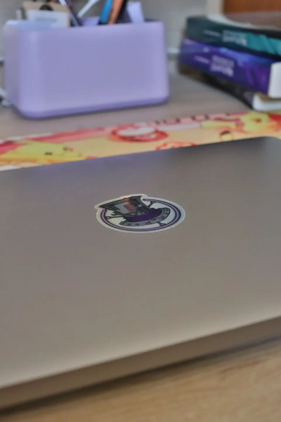 Ordinateur à plat sur le bureau