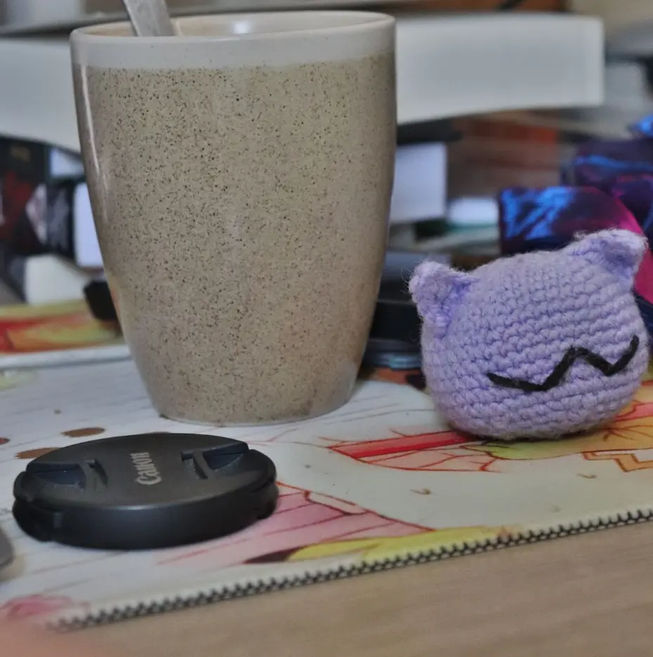 Tasse de thé sur le bureau